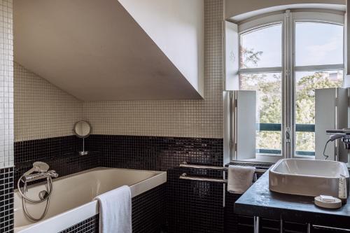 Deluxe King Suite