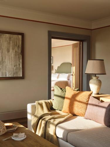 Deluxe King Suite