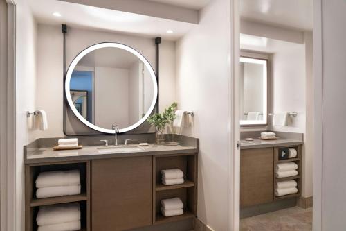 Lanai Queen Room with Ocean View - Mobility/Hearing Accessible with Tub