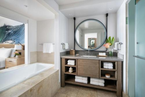 Premium Lanai King Room - Top Floor/Mobility/Hearing Accessible with Roll-In Shower