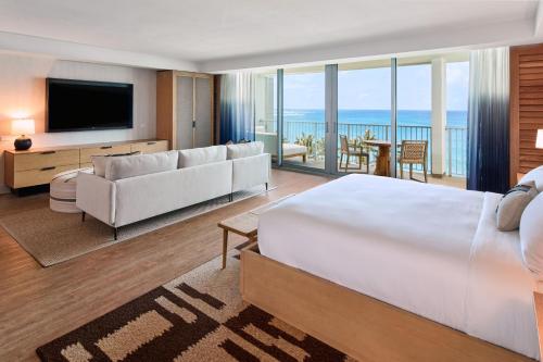 Ocean Front King Suite with Sofa Bed - Mobility/Hearing Accessible with Roll-In Shower