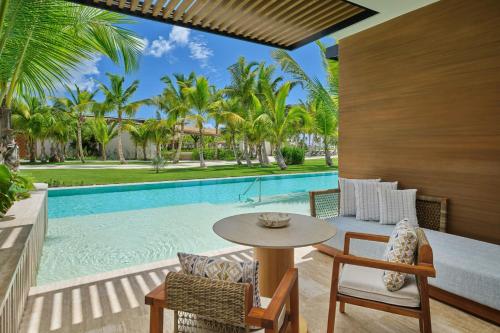 King Room with Pool Access