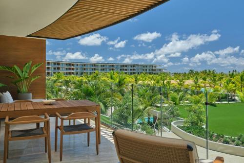 One-Bedroom King Suite with Balcony