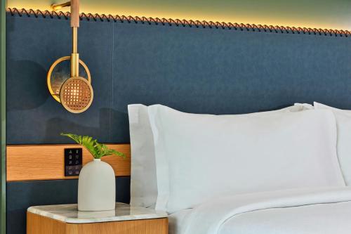 Deluxe King Room - Pool Side
