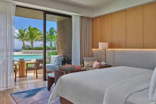 Deluxe King Room - Pool Side