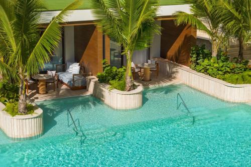 One-Bedroom King Suite with Pool Access