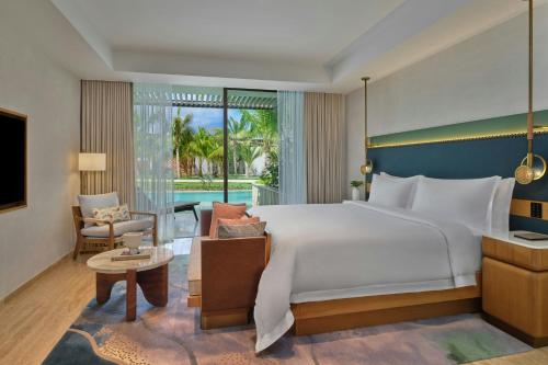 One-Bedroom King Suite with Pool Access