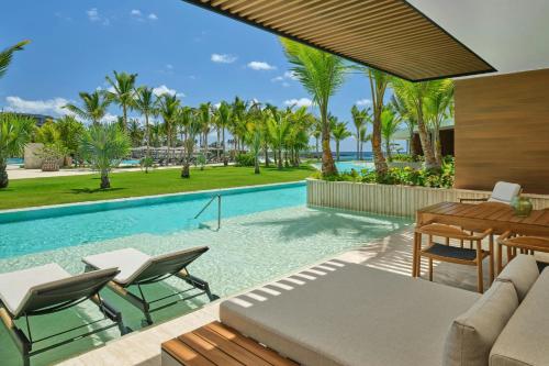 One-Bedroom King Suite with Pool Access