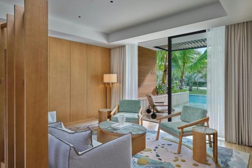 One-Bedroom King Suite with Pool Access