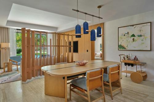 One-Bedroom King Suite with Pool Access