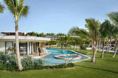 One-Bedroom King Suite with Ocean View and Beach Front