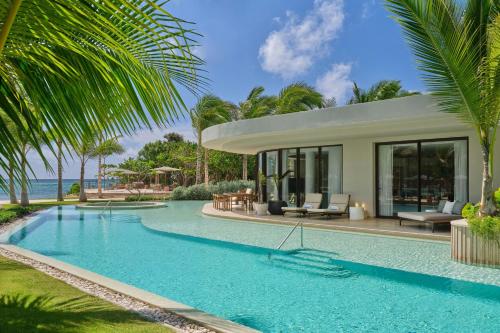 One-Bedroom King Suite with Ocean View and Beach Front