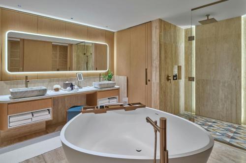 One-Bedroom King Suite with Ocean View and Beach Front