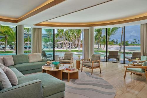 One-Bedroom King Suite with Ocean View and Beach Front