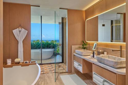 Royal One-Bedroom King Suite with Ocean View and Balcony