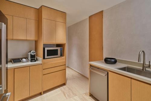 Royal One-Bedroom King Suite with Ocean View and Balcony