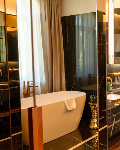 Suite Amoure with Jacuzzi