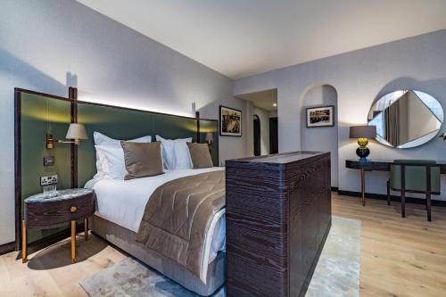 One-Bedroom King Suite with Balcony - Norfolk