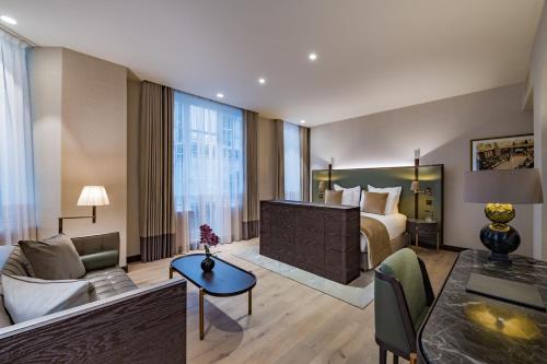 One-Bedroom King Suite with Balcony - Norfolk