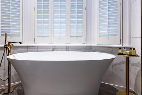 One-Bedroom King Suite with Balcony - Norfolk