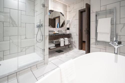 One-Bedroom Deluxe King Suite - Kent