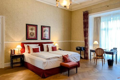 Grand Deluxe, Larger Guest room, 1 King, Garden view