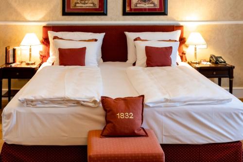 Grand Deluxe, Larger Guest room, 1 King, Garden view