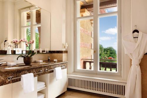 Deluxe Guest Room, 1 King, Garden View