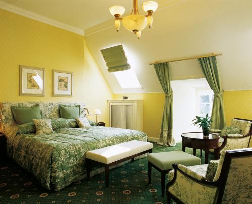 Deluxe Guest Room, 1 King, Garden View
