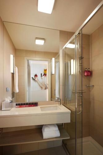 Moxy Twin Sleeper, Guest room, 2 Twin/Single Bed(s)