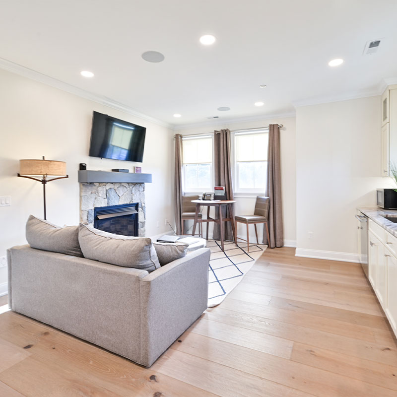Hilltop Standard Queen Suite