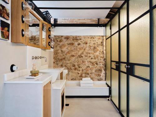 Gerani - Executive Elevated Suite with Private balcony
