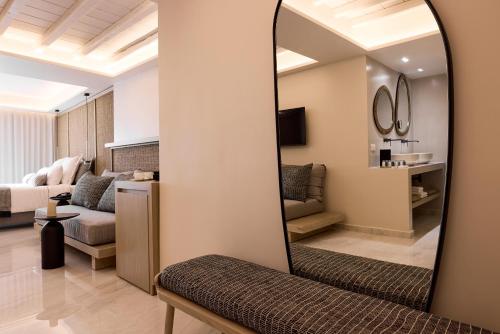 Deluxe Quadruple Room with heated sharing pool