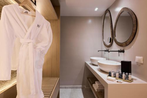 Deluxe Quadruple Room with heated sharing pool