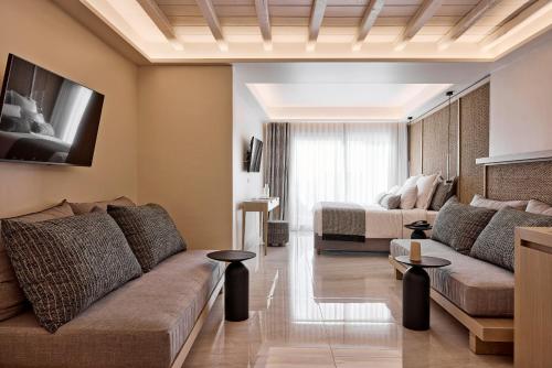 Deluxe Quadruple Room with heated sharing pool