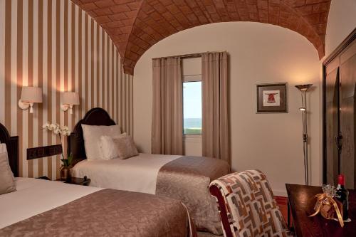  Classic Double or Twin Room with Partial Beach View
