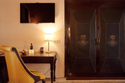  Classic Double or Twin Room with Partial Beach View