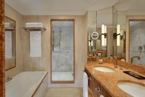 One-Bedroom Executive King Suite with Resort View