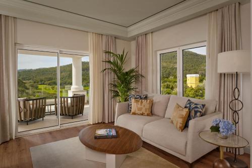 One-Bedroom Executive King Suite with Resort View