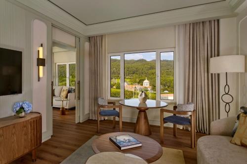 One-Bedroom Executive King Suite with Resort View