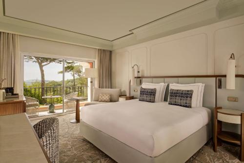 Deluxe Room with One King or Twin Beds