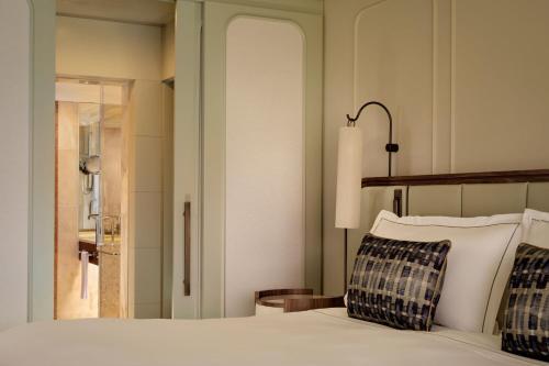 Deluxe Room with One King or Twin Beds