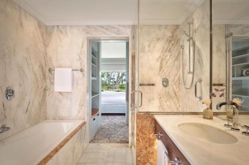 Deluxe Room with One King or Twin Beds