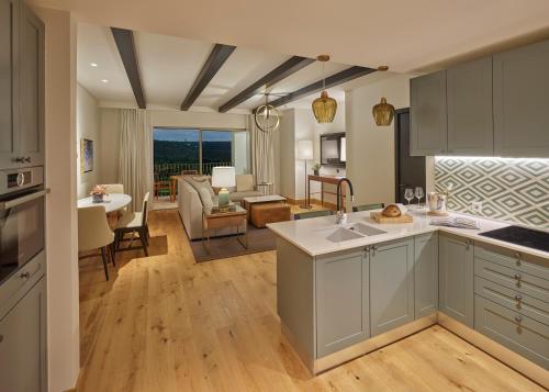 One Bedroom Residence with Jacuzzi