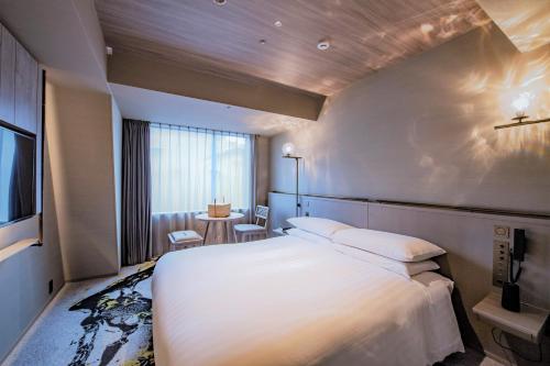 Superior Queen Room with Shower Booth