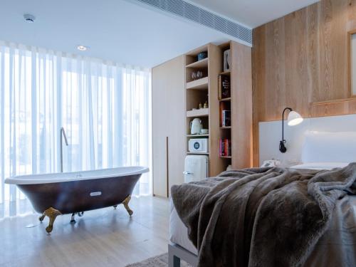 Contemporary Master Suite