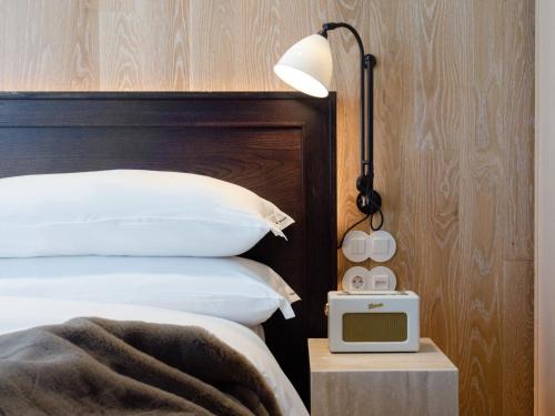 Contemporary Standard Small Room