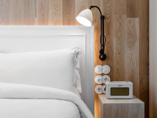 Contemporary Standard Small Room