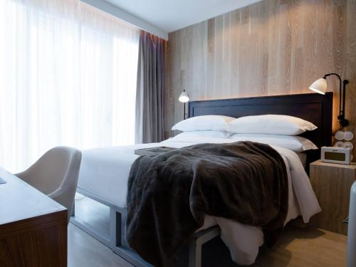 Contemporary Standard Small Room