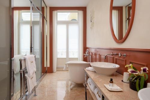 Suite with Square View